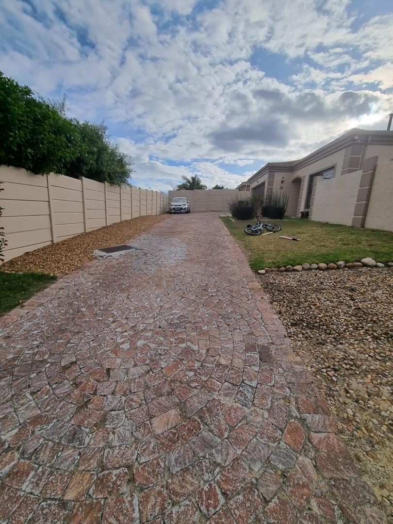 To Let 3 Bedroom Property for Rent in Uitzicht Western Cape